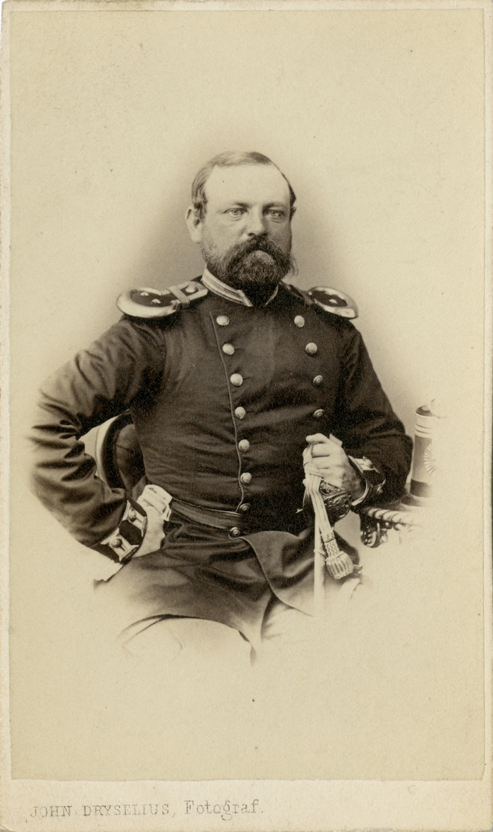 Porträtt av Astley Fürst, löjtnant vid Kalmar regemente.

Se även bild AMA.0002366.