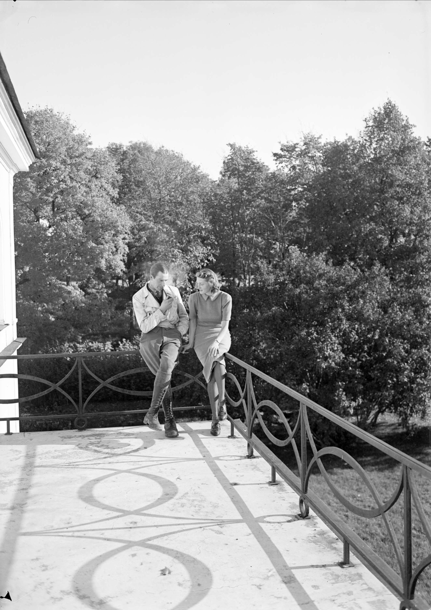 Kvinna och man på balkong, Hjulsta säteri, Enköpings-Näs socken, Uppland 1939