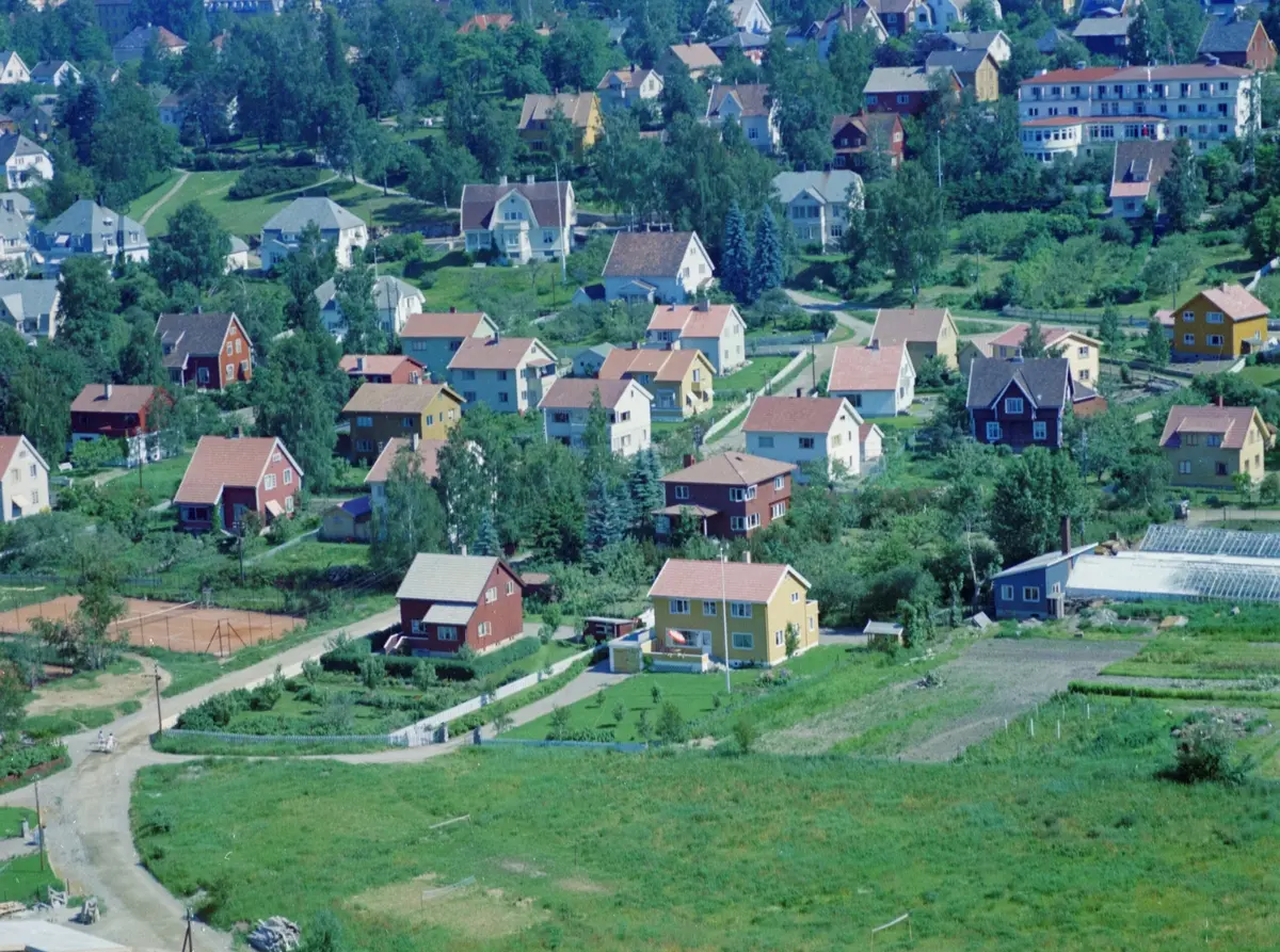 Flyfoto, Lillehammer, bebyggelse, I forgrunnen Gustaf Frødings veg, men det røde huset er Dr. Torps gate 4 og det gule Dr. Torps gate 2. Det røde huset bak til venstre er Weidemannsgate 9 og det firkantede bak det gule og rød er Weidemanns gate 13. Helt bak er Oppland Hotell og til høyre Barlund gartneri