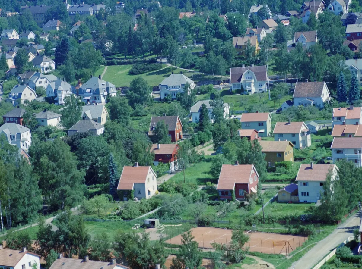 Flyfoto, Lillehammer, bebyggelse, I forgrunnen Tennisbanen nedenfor Weidemanns gate. Det hvite husset til venstre er Weidemans gate 7, og det røde huset er Weidemannsgate 9 og det hviter Weidemanns gate 11. Helt bak er Oppland Hotell og til høyre Barlund gartneri