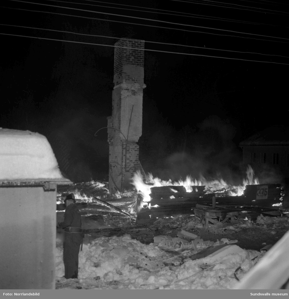 En fastighet i Hov, Selånger, brann ner till grunden i januari 1953. Huset var det gamla stationshuset vid järnvägshållplatsen i Grönängen och det hade nyligen köpts och flyttats till Hov av köpman Birger Olsson som räddades med hjälp av grannar som reste en stege till hans sovrum på andra våningen.