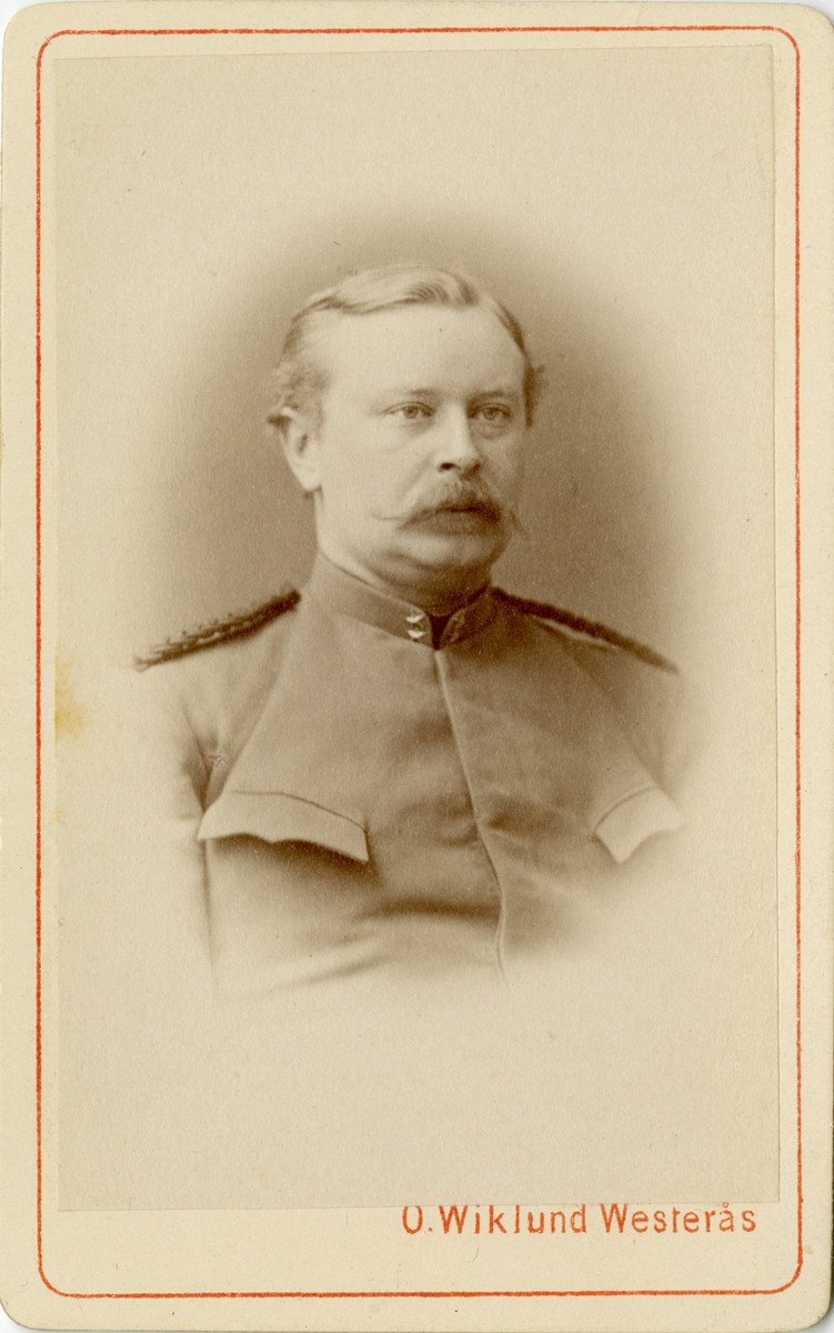 Porträtt av Erik Gustaf Kinell, löjtnant vid Fortifikationen.
Se även bild AMA.0021844.