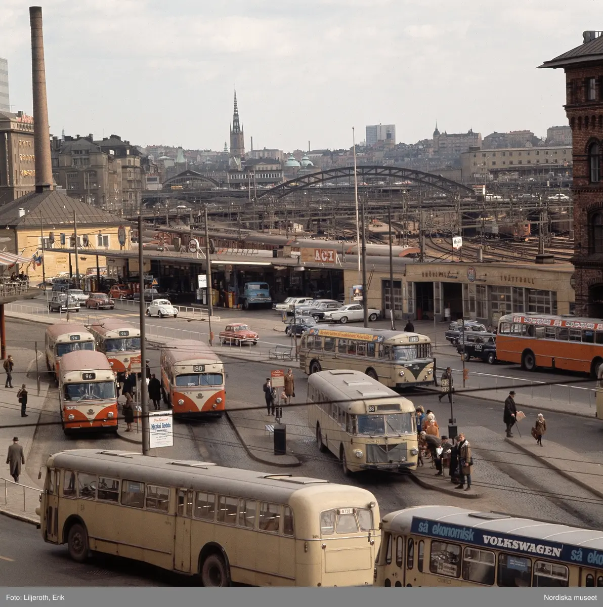 M&auml;nniskor och bussar vid Norra Bantorget, Stockholm.