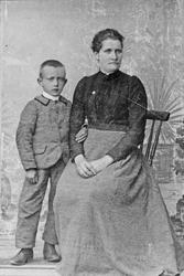 Personer, klær, stol.