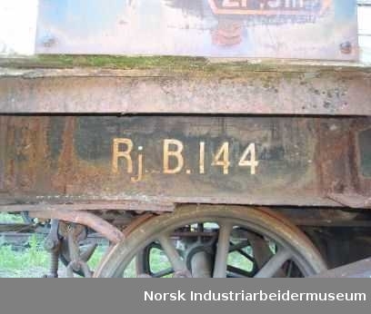 Høy-karmet boggikassevogn (litra Lo) med rammeverk av jern og liggende kledning i tre. Den veier 15 tonn, har lasteflate på 21,5m2 og lasteevne på 32,5 tonn. Vognen har litraskilt og skilt for Norsk Hydro.