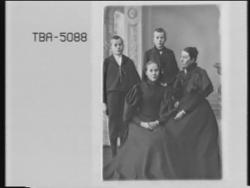 Gruppeportrett av kvinne med barn. Bestillers navn er fra fr