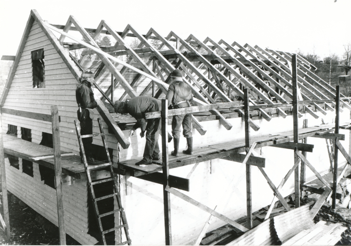 Bildeserie av gjenoppføringa av Larsnesbua, også kallt Seljeset-buda på Sunnmøre Museum, februar 1992. Einar Fagerli er arbeidsleiar for arbeidet, og det er gjennom "Arbeid for trygd"- ordninga ein har fått folk til arbeidet.