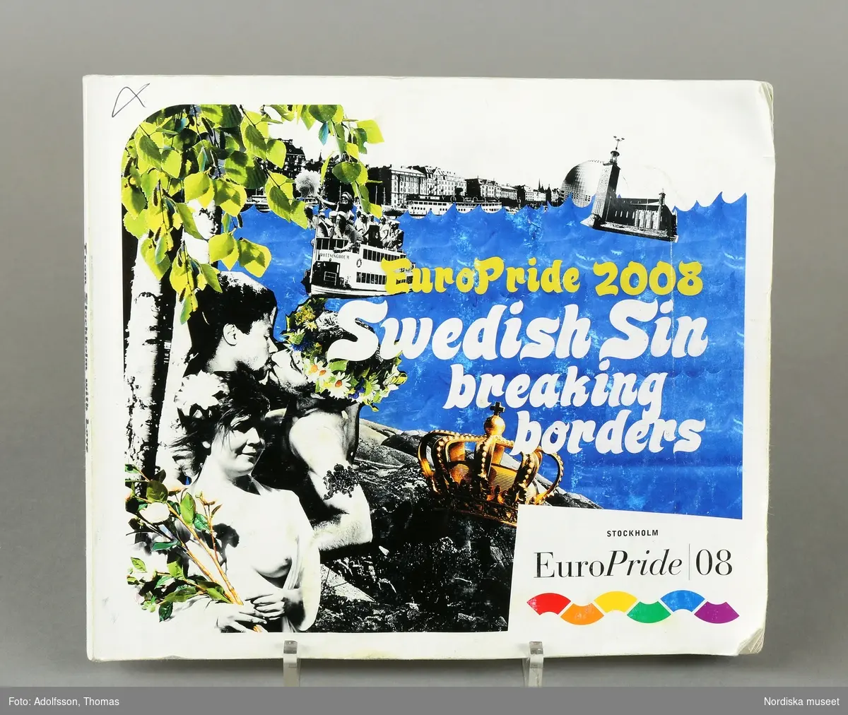 Programhäfte för EuropPride/Stockholm Pride 2008. Häfte med 104 sidor och pärmar av tjockare papper. Designad av *ZIE* och tryckt på Norra Skåne 2008. Innehåller hela programmet för EuroPride 2008, på svenska och engelska. På de flesta sidor anteckningar och markeringar med kulspetspenna. 

Använd av givaren och hans pojkvän inför och under Europride / Stockholm Pride 2008, vilket är den största årliga festivalen för HBT-personer i Sverige och i år firades 2008-07-25--2008-08-03.

Givaren och hans pojkvän, som har varit på de flesta Pride-firanden sedan 1998, brukar försöka gå på så mycket av aktiviteterna som möjligt. 
Utdrag ur referat av intervju med givaren (Peter): "Peter och Marcus brukar förbereda sig inför Prideveckorna genom att titta igenom programmet flera veckor i förväg. Marcus brukar skriva ut det från nätet och pricka för vad han vill göra. Peter brukar sedan också pricka för i ett eget program och sedan jämför de och bestämmer vad de ska gå på. Programmet används sedan flitigt under veckan."

I detta programhäfte har Peter gjort anteckningar om vad han ville gå på och ibland vad Marcus ville gå på. Även några korta noteringar vad han gjort för övrigt (alltså utanför programmet). De sistnämnda noteringarna är gjorda efter att jag pratat med honom om att jag skulle vilja dokumentera hans pridefirande.

Se arkivet (D.457) för intervju med Peter om hans pridefirande samt renskrift av hans anteckningar i programhäftet.

Anm: Programhäftet är något nött och solkigt.

Föremålet ingår i Nordiska museets dokumentation av Europride 2008 med föremål, intervjuer och fotografier. Se arkivet D.457. med bl.a intervju av givaren. Övriga föremål med anknytning till Peter Csaszti se inv.nr 329.615-329.620 samt 329.669-329.670.
/Leif Wallin 2009-03-03