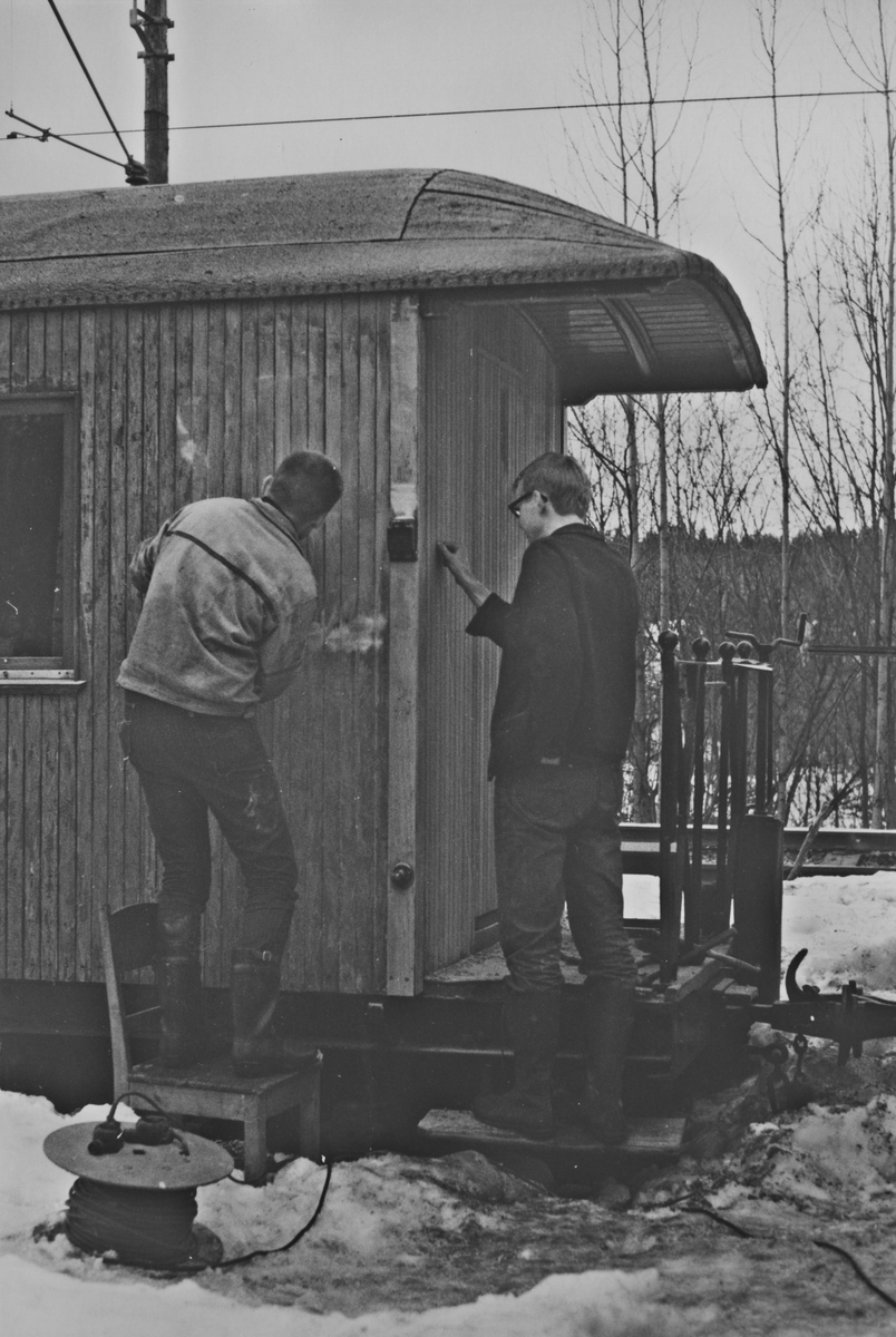 Vedlikeholdsarbeid på museumsbanen Urskog-Hølandsbanens personvogn CFo 5.