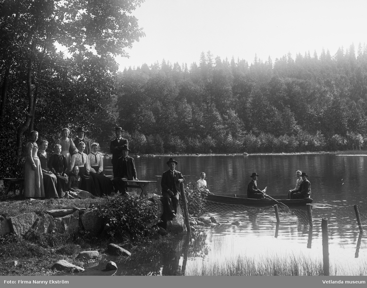 Grupp vid sjöskanten i Tångerda. Bilden beställd av Karlsson i Tångerda.