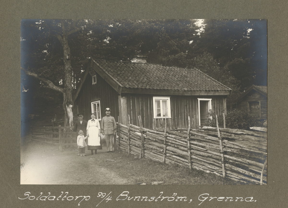 Soldaten Karl Magnus Berglund med hustru Hulda Emilia Sundell och barn utanför soldattorpet i Bunnström, Gränna, boställe under Jönköpings indelta infanteriregemente I 12.