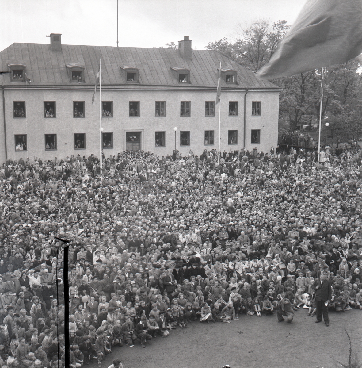 Tage Erlander talar på Borggården inför 10000 personer, inför kriget ...