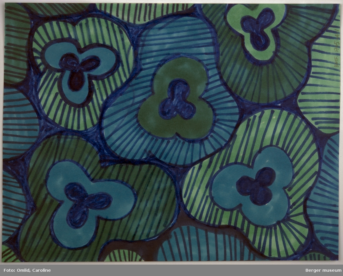 Mønster av blomster med tre kronblad innrammet av brede felt rundt, de yttertste skrarvert
