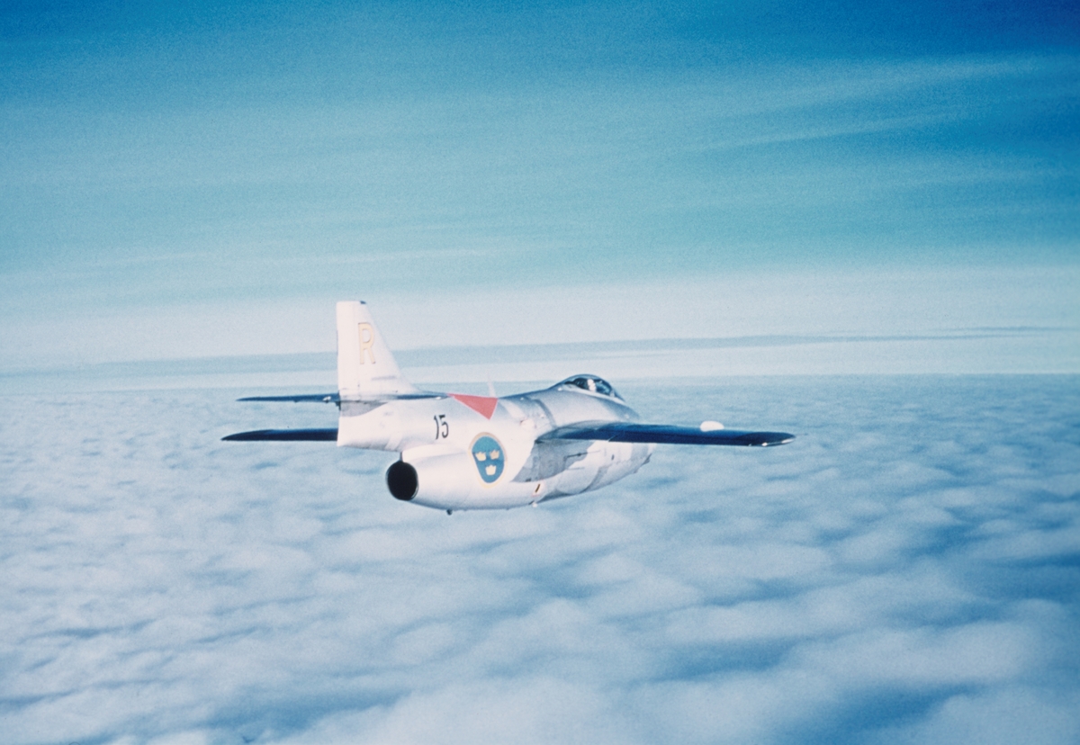 Ett övningsmärkt flygplan J 29 tillhörande F 15 i luften.