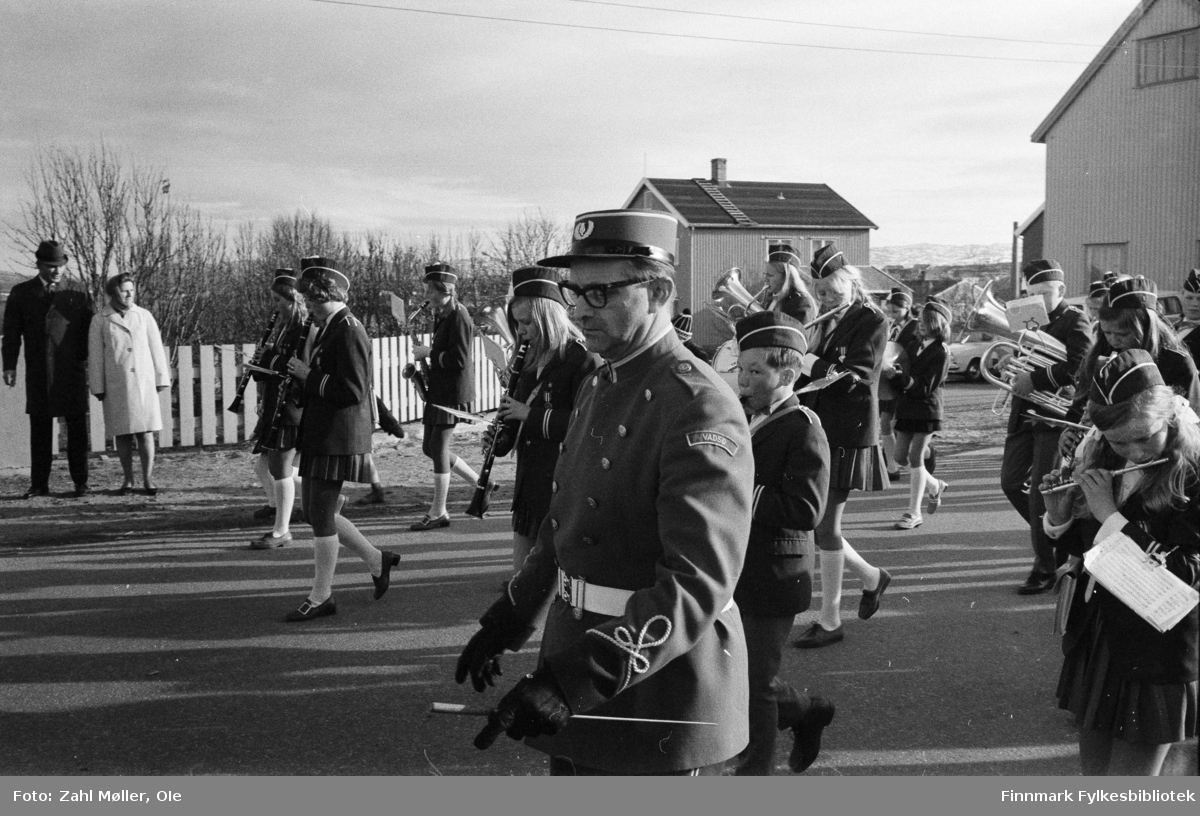 17.mai i Vadsø 1979. Fotografert av Ole Zahl Mölö. Musikkorpset spiller i Vadsøs gater.
