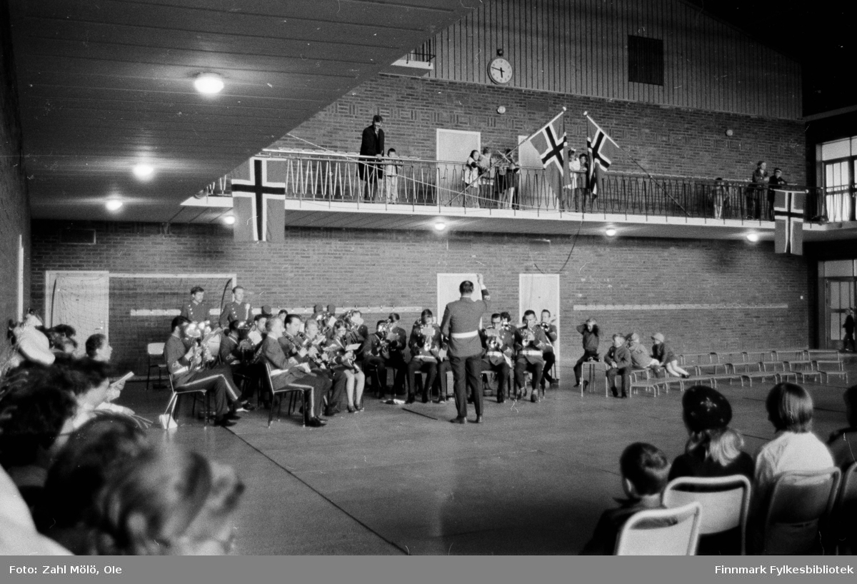 17.mai i Vadsø ca. 1970. Fotografert av Ole Zahl Mölö. Korpset spiller i salen.