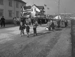 Vadsø 17 mai 1951. Bildet er tatt mot øst. 17 maitoget, muli
