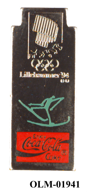Rektangulært smalt stående merke med emblemet for Lillehammer '94 øverst, piktogram for langrenn i midten og logo for Coca Cola på rød bakgrunn nederst.