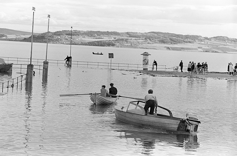 Flom i Mjøsa, 1967, Hamar brygge, oversvømmelse, båter,folk,