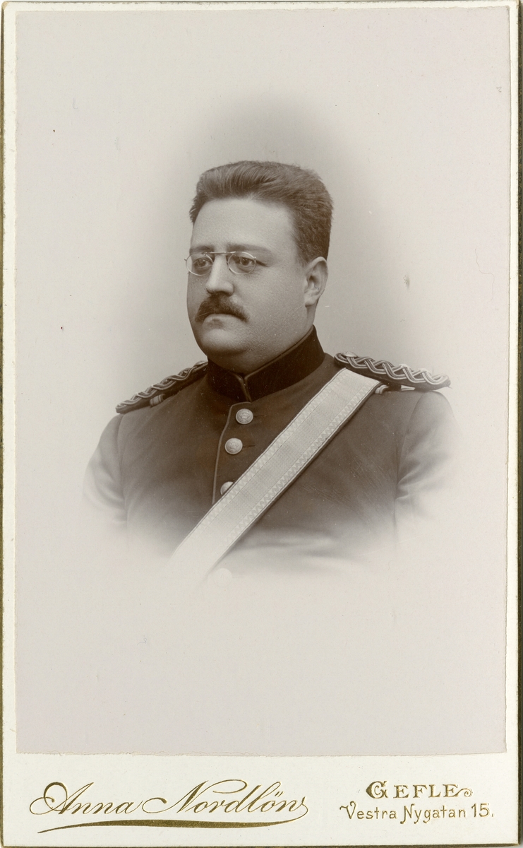 Porträtt av Jakob Gustaf Arpi, regementsläkare vid Hälsinge regemente I 14 och Västmanlands trängkår T 5.
Se även AMA.0006776.