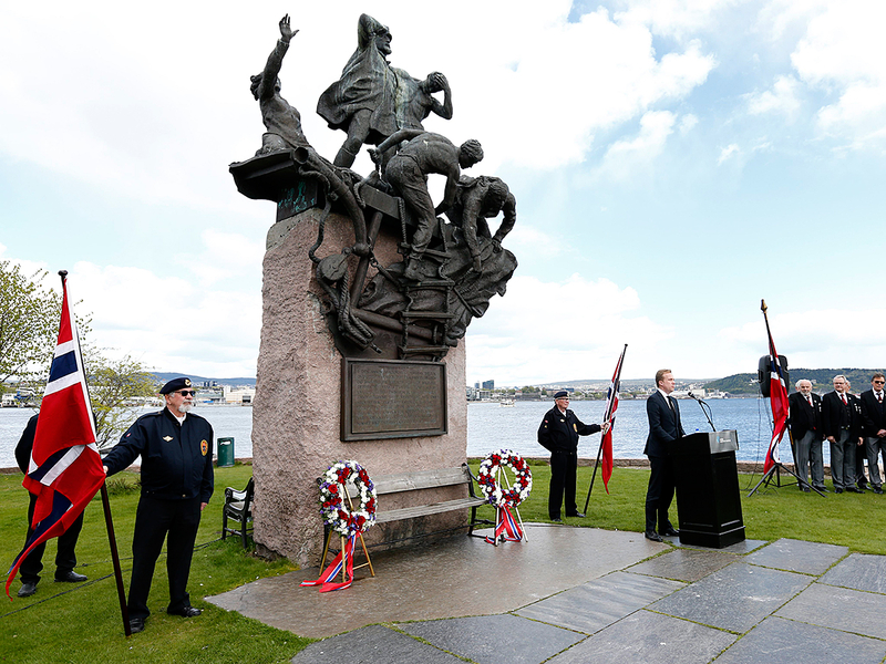 Laying of wreaths on 8 May