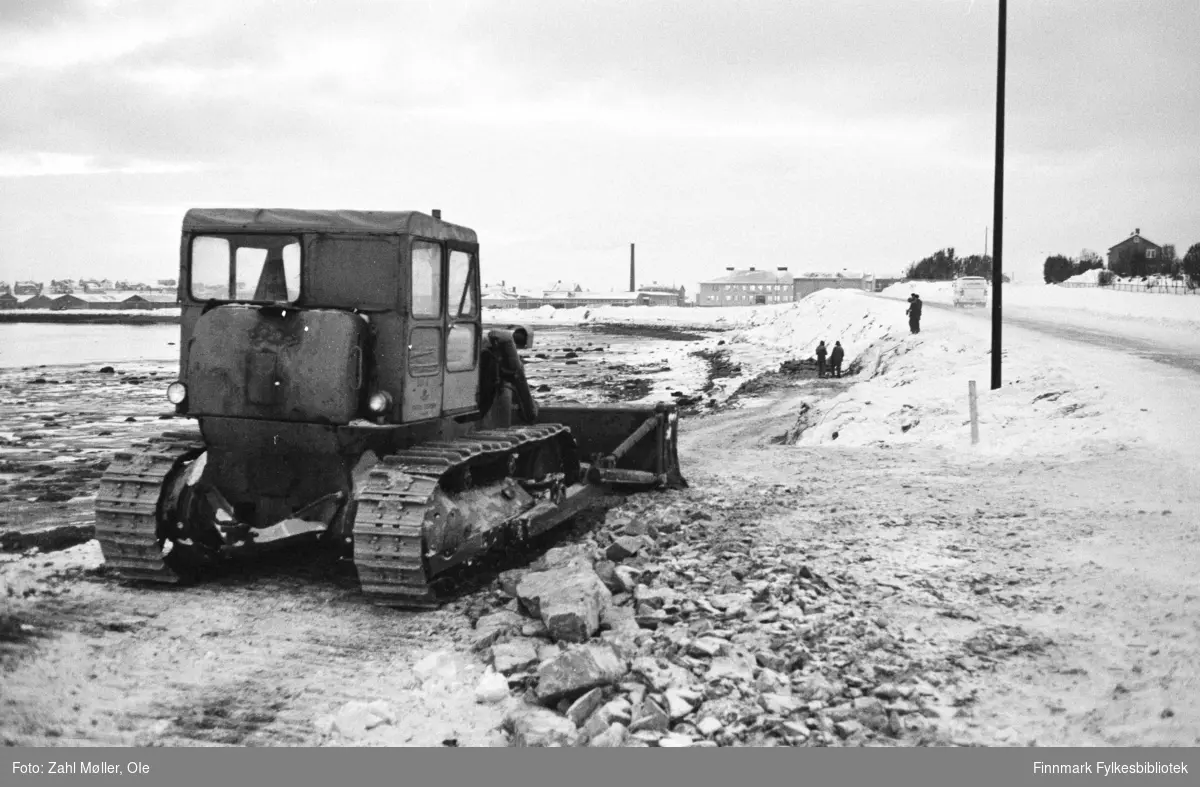 Serie bilder fotografert i Vadsø 1968-69. Anleggsarbeid langs en vei i Vadsø. Anleggsmaskiner.