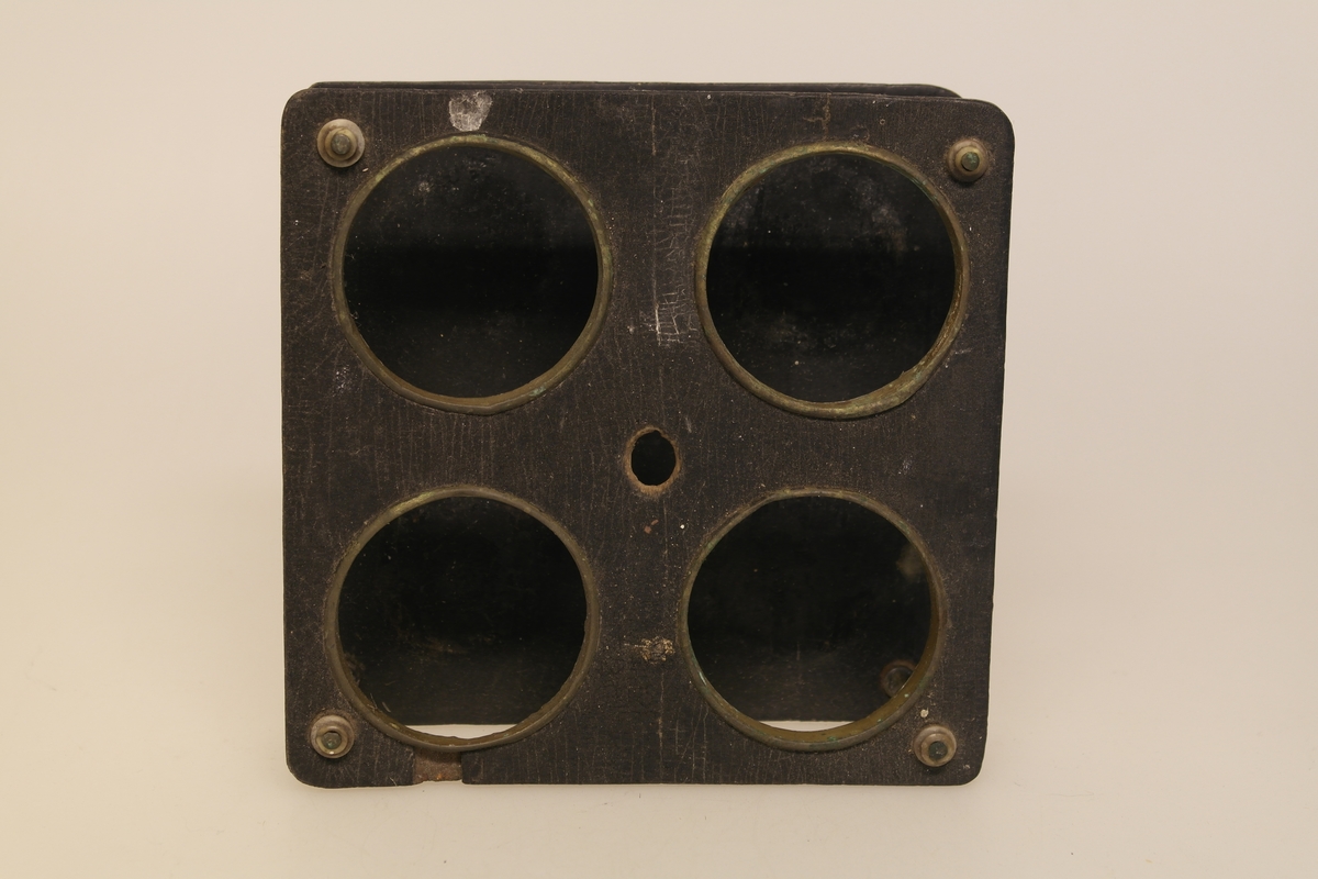 Kryddersett bestående av stativ (a), to flasker (b, c, f) og to glass (d-e).
A) Krydderstativ av tre og støpt messing. Messingkant rundt 4 sirkelåpninger. Fire balusterformede messingbein.
B) Flaske i støpt glass med glasspropp (F)
C) Flaske i støpt glass
D) Støpt glass