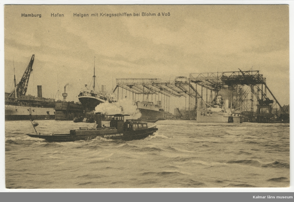 Hamburgs hamn med fartyg av olika slag, bland annat krigsfartyg.