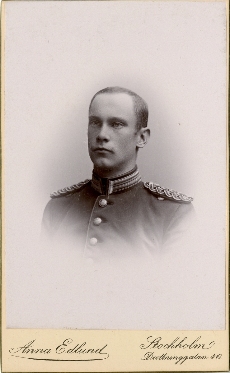 Porträtt av Israel Henrik Adolf Alexander Lagerfelt, underlöjtnant vid Upplands regemente I 8.
Se även AMA.0007994.