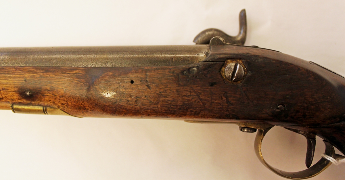 Pistol av 1852 år modell, de första i postverket med slaglås. Nummer 184. Den är försedd med varhake, vilket var specificerat i beställningen från Postverket. Ett krav som i efterhand verkar ha fallit i glömska, eftersom endast en av Postmuseums övriga pistoler är försedd med dylik.
