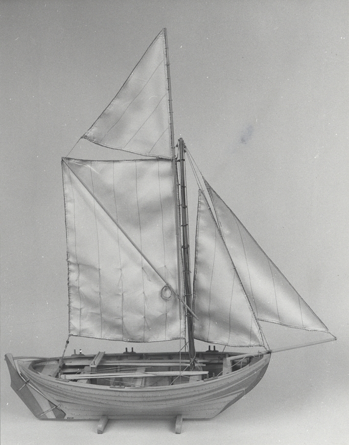 Fartygsmodell av "stafockare" för fiske. 1-mastad med spri och toppsegel, fock och klyvare, 2 par åror, pumpränna.