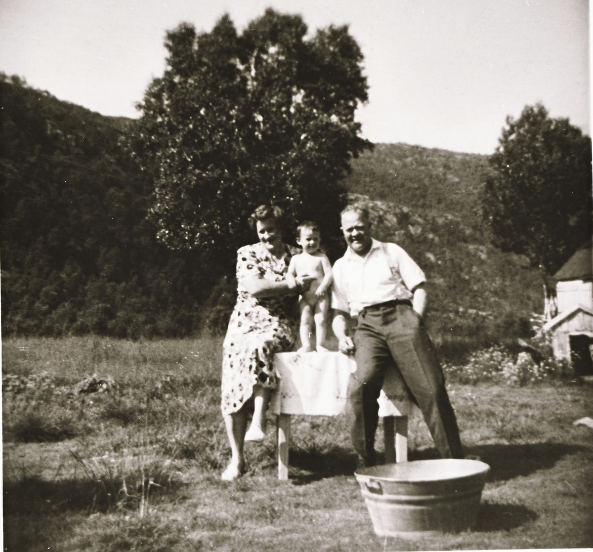 Jenny og Gustav Jakobsen med sønnesønn Jim. 1961