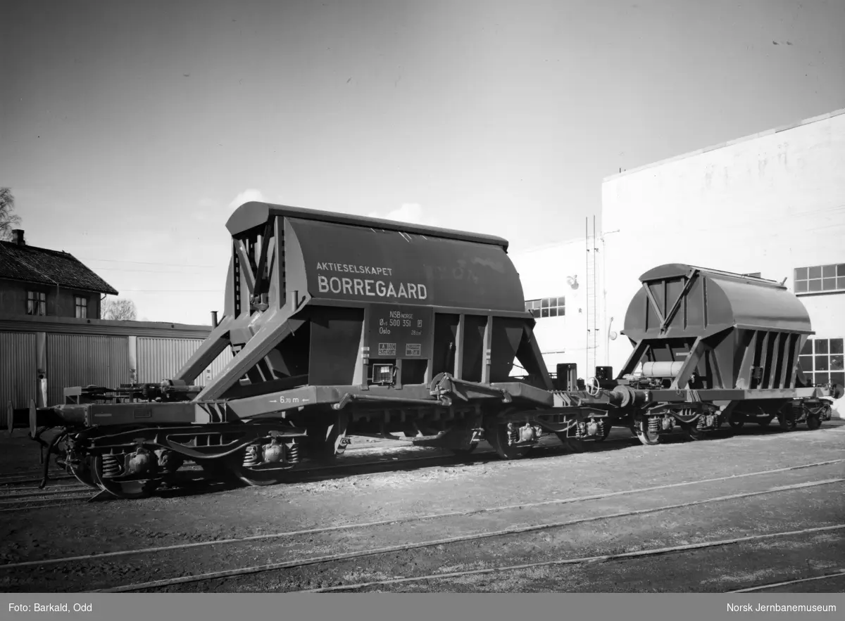 Nye bunntømmingsvogner til Borregaard for transporter fra Hjerkinn til Sarpsborg, ved levering fra Strømmens Værksted, litra Øo5 500341 fremst