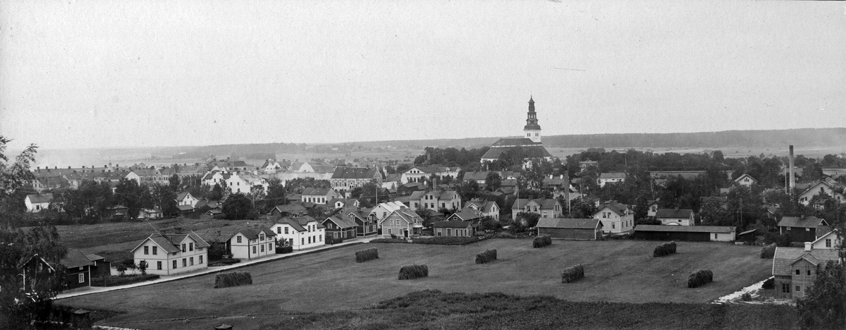 Vy från Bondgårdsberget, 1900-10.Tunadal. T.v. syns Hovgatan, fabriksskorstenen t.h. tillhör Forså Väveri.