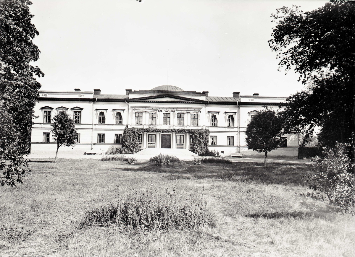 Gränsö slott är en herrgård i Västerviks kommun. Byggnaden ligger på ...