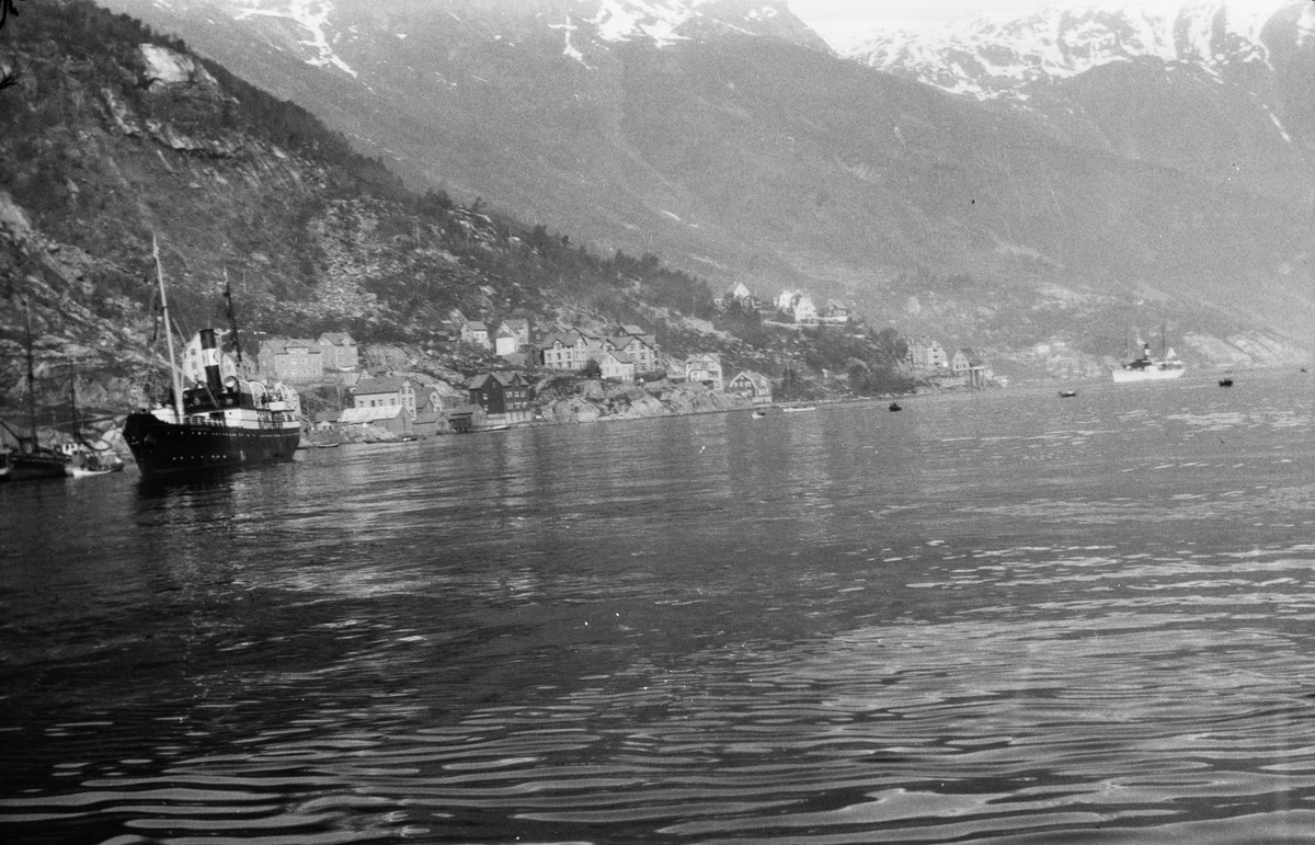 Båtar på Sørfjorden i samband med songarstemne i Odda pinsen 1929 