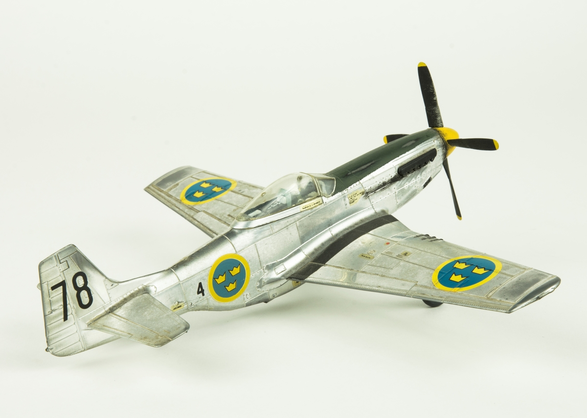 Flygplansmodell i skala 1:48 föreställande J 26, North American P-51D Mustang.