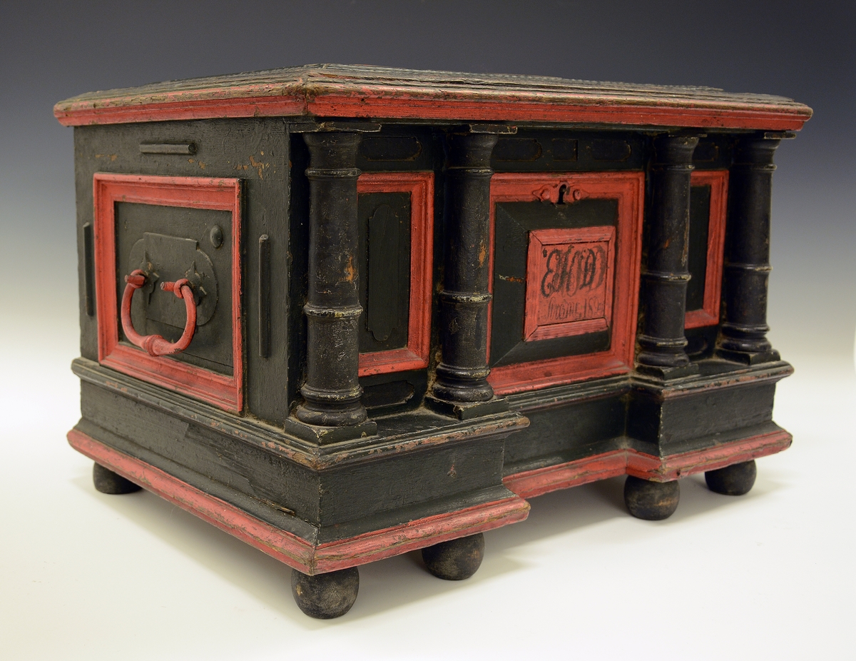 Fra protokollen: Skrin av ek, renæssanse; paa forsiden 4 søiler. Kjøpt omkr. 1830 efter presten Haabert i Drangedal.