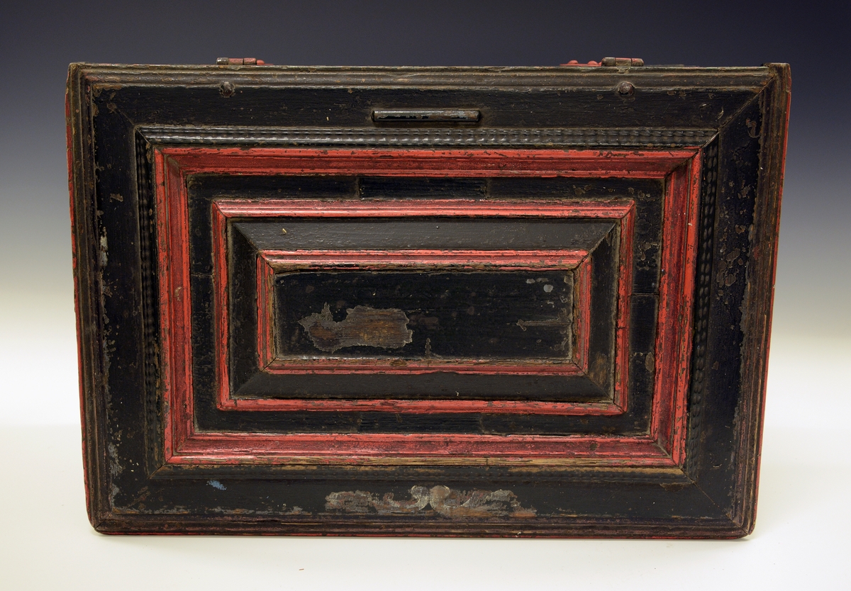 Fra protokollen: Skrin av ek, renæssanse; paa forsiden 4 søiler. Kjøpt omkr. 1830 efter presten Haabert i Drangedal.