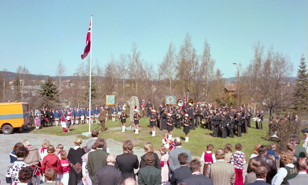 17.mai tog og feiring, Sagdalen Skole, Strømmen, samt kransnedleggelse ved minnesmerke over falne fra Skedsmo, nord for Strømmen kirke , reportasjebilder