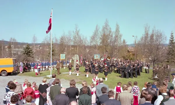17.mai tog og feiring, Sagdalen Skole, Strømmen, samt kransn