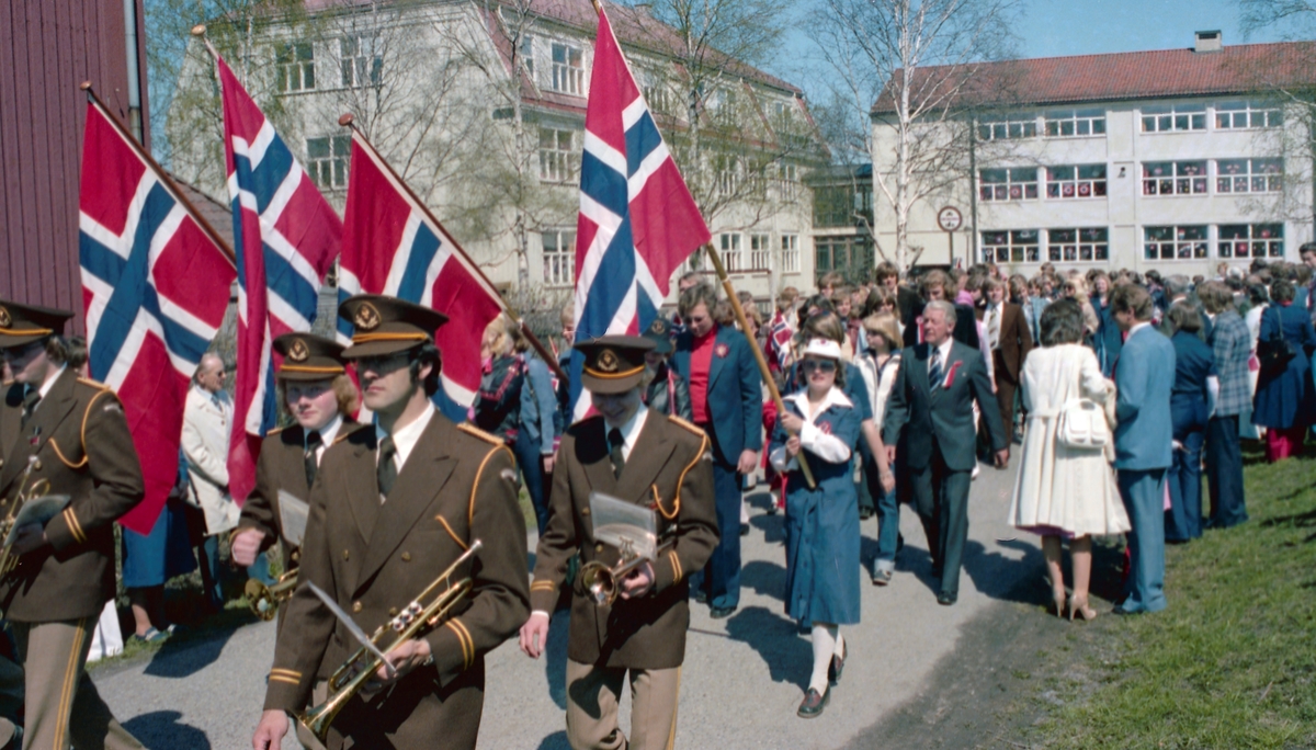 17.mai tog og feiring, Sagdalen Skole, Strømmen, samt kransnedleggelse ved minnesmerke over falne fra Skedsmo, nord for Strømmen kirke , reportasjebilder