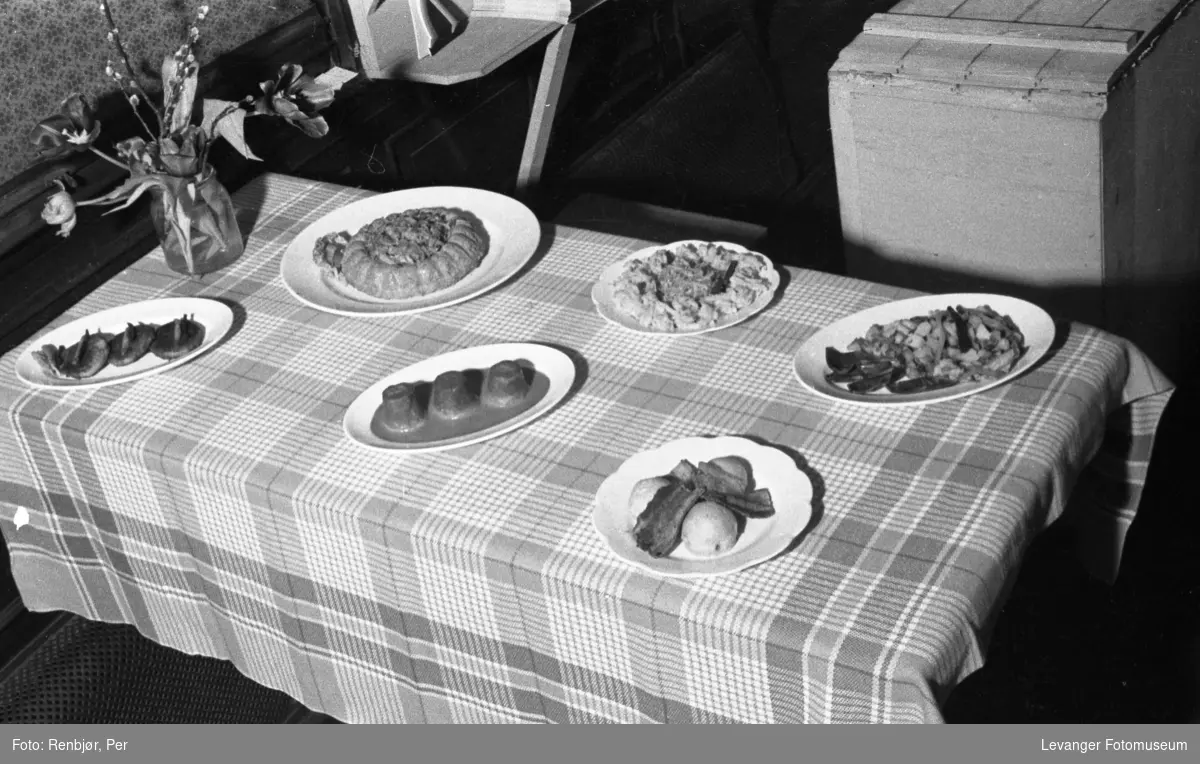 Kostholdsmessa i 1936, ulike varme retter.
