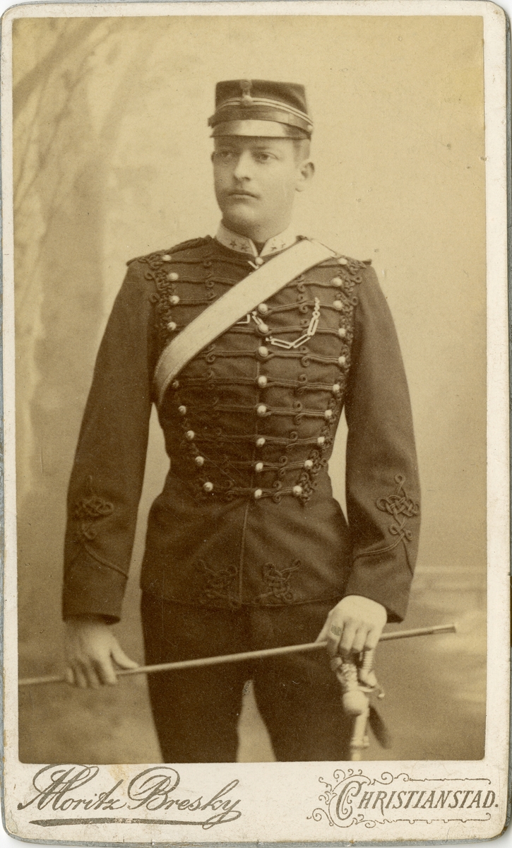 Porträtt av Uno Lilliebjörn, löjtnant vid Wendes artilleriregemente A 3.

Se även bild AMA.0007912.