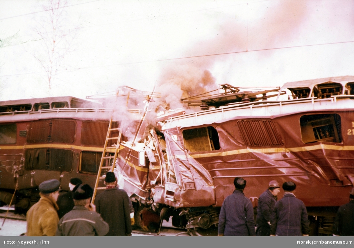Lokomotivene fra Tretten-ulykken, fotografert på Tretten stasjon, lok 2197 til høyre