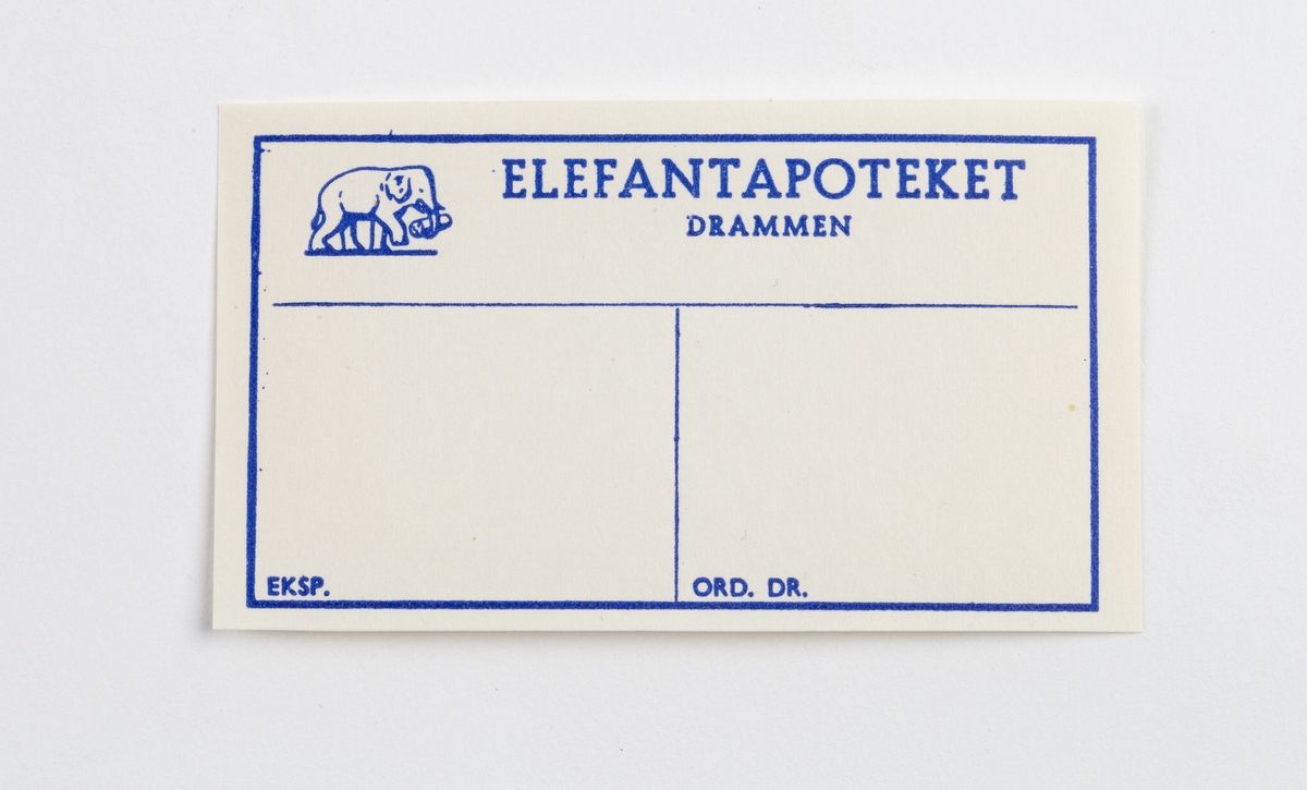 Hvit rektangulær etikett med blå skrift og tegning av elefant.
Etikett for preparat til innvortes bruk forordnet av lege.