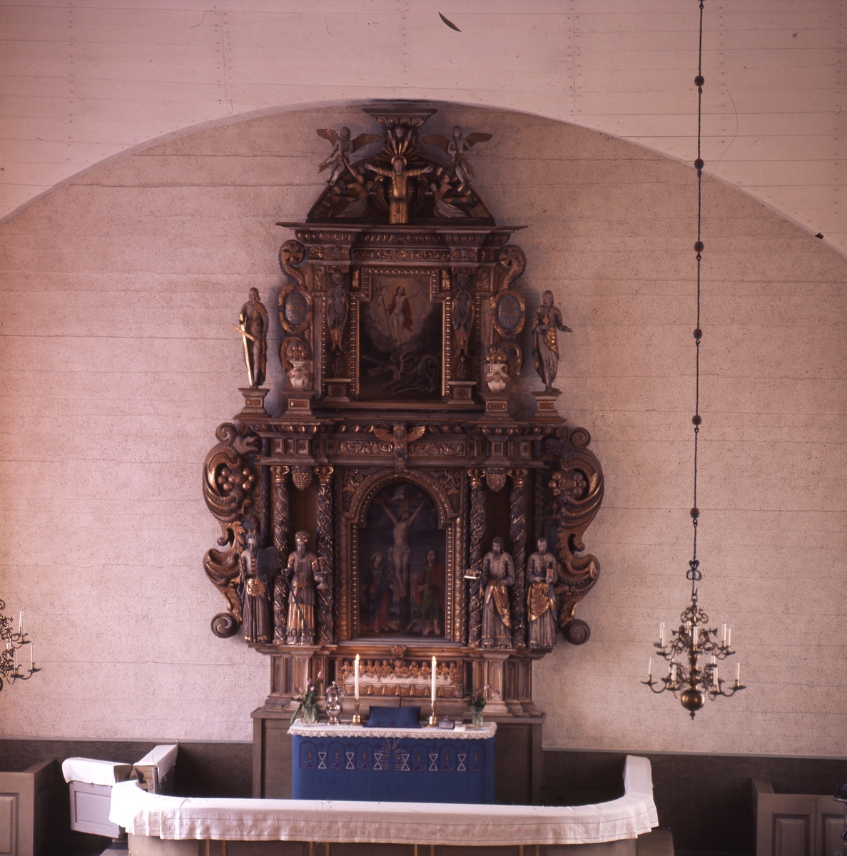 En förgylld altaruppsättning med målningar och skulpturer, Solfs kyrka i Finland.