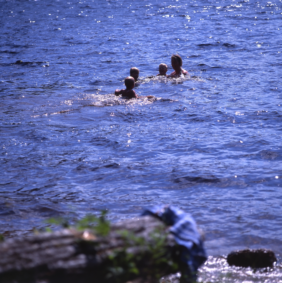Radio Gävleborg, sändning av Hasse Persson från Ängratörn, 8 - 9 juli  1991. En kvinna och några barn badar.
