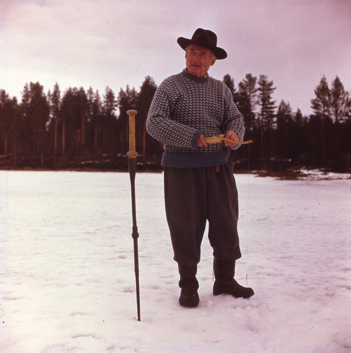 Författaren Albert Viksten ute på isen med pimpelspö och ispik.