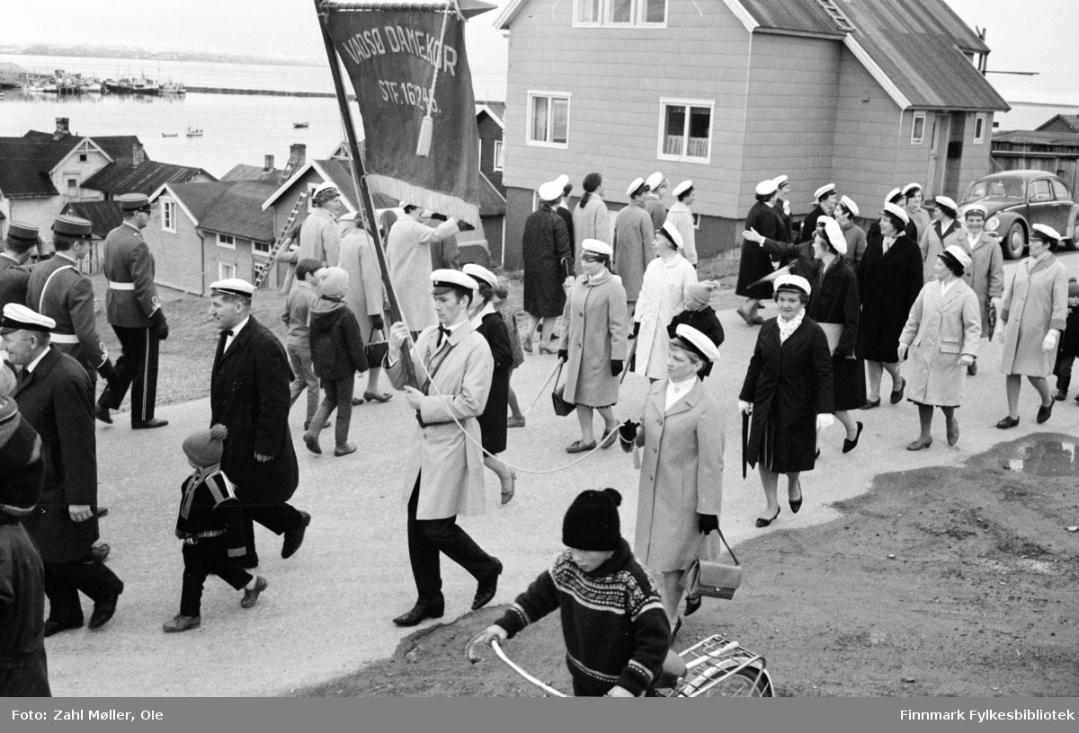 Vadsø 1968, Sangen og Musikkens Dag. Korps og sangere går i prosesjon. Barna følger med.